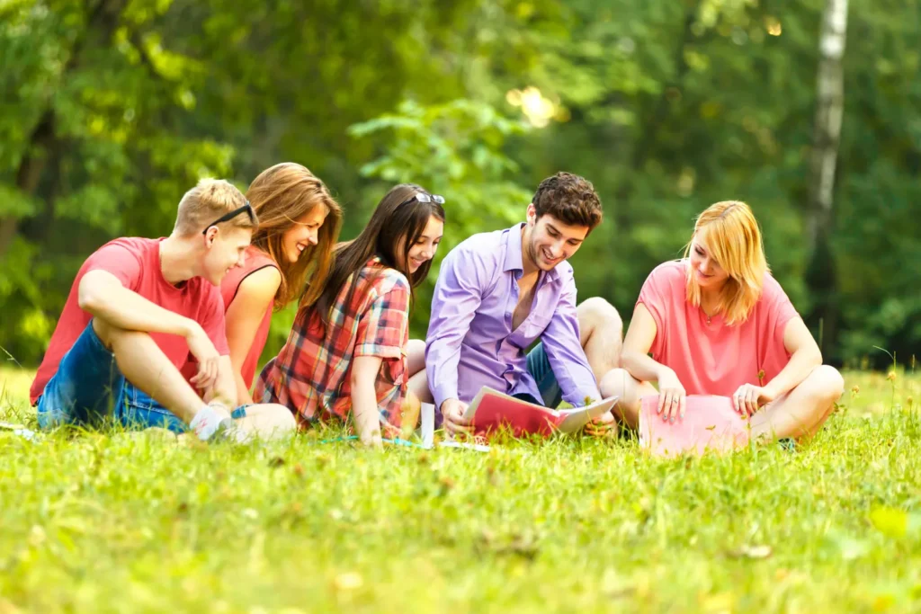 Estudiantes compartiendo una actividad al aire libre