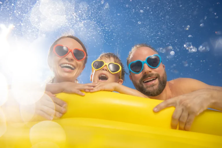 Familia disfrutando de una piscina durante una salida de verano