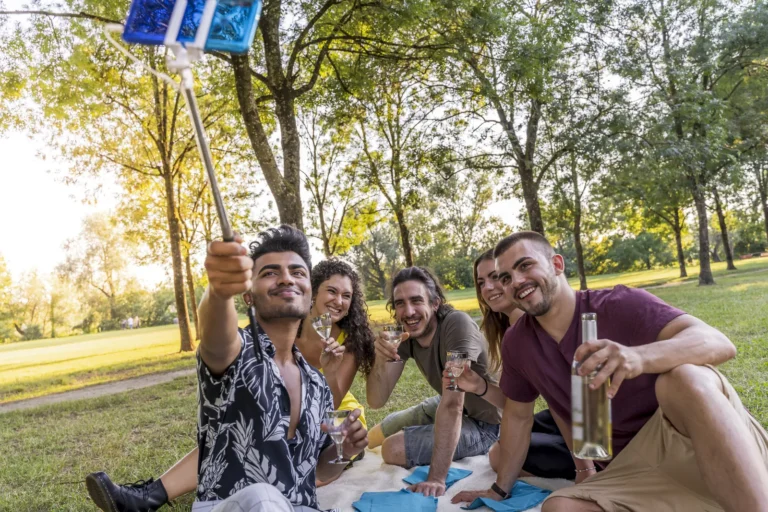 Grupo de amigos compartiendo una jornada recreativa