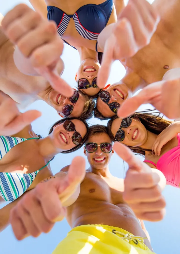 Grupo de amigos disfrutando juntos de una jornada de verano
