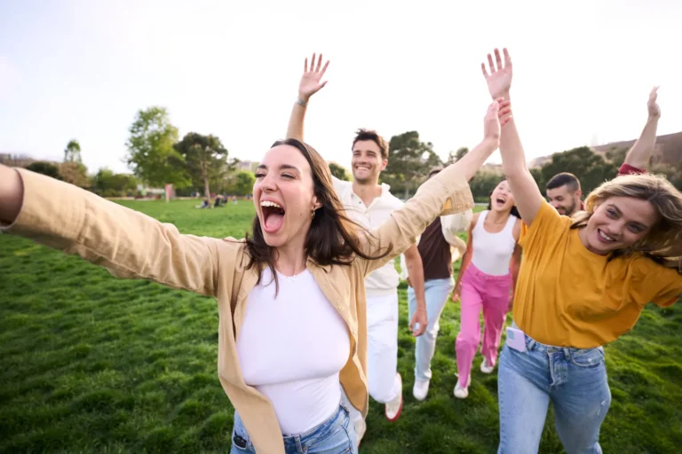 Grupo de compañeros celebrando juntos en un parque