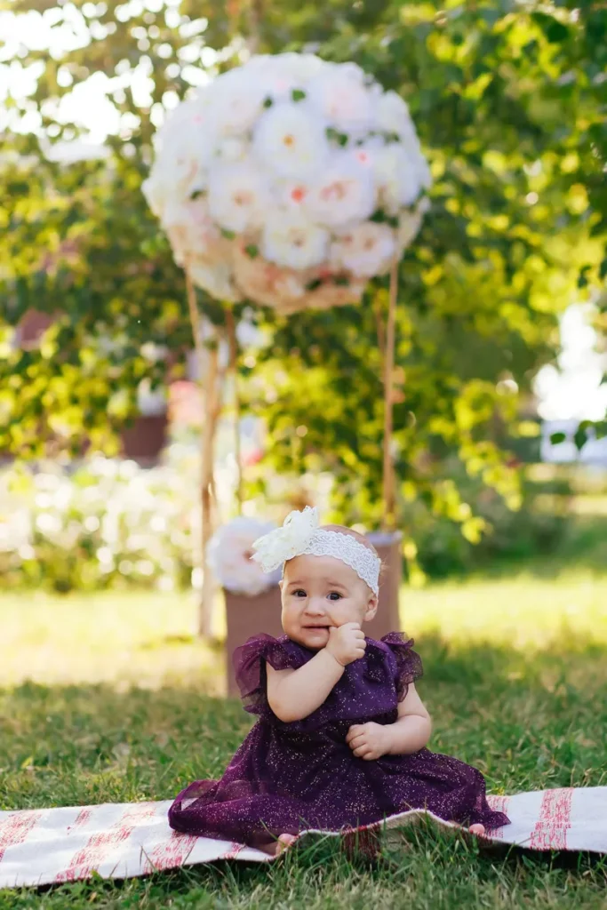 Niña pequeña jugando en un jardín al aire libre