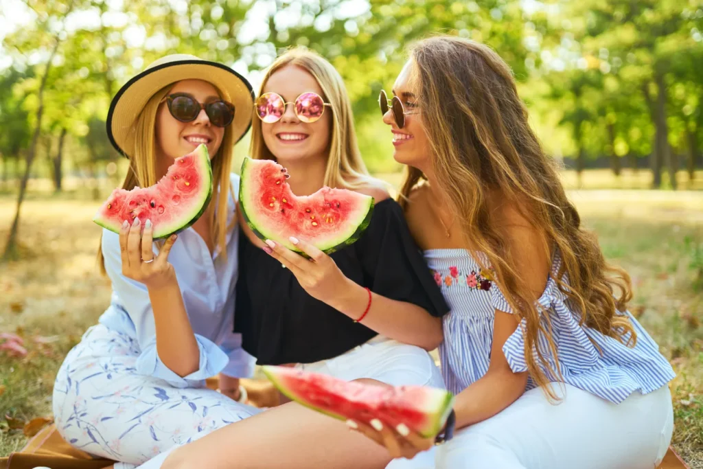 Niños compartiendo sandía al aire libre durante una jornada de verano