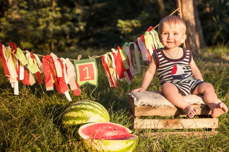Niños compartiendo sandía al aire libre durante una jornada de verano