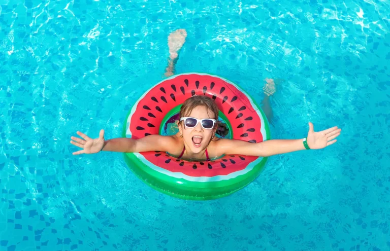 Niños disfrutando de una piscina durante una jornada de verano